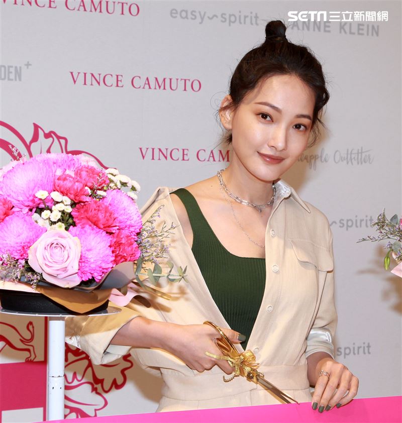 林映唯展現時尚穿搭豪氣替粉絲買單。（記者邱榮吉/攝影）