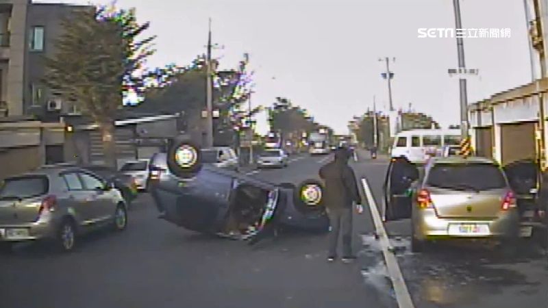 女疑「精神不濟」　自撞路邊車輛翻覆