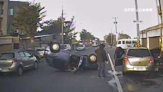 女疑「精神不濟」　自撞路邊車輛翻覆