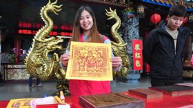 響應環保　四結福德廟推香客動手印金紙宜蘭縣五結鄉四結福德廟17日表示，今年春節期間廟方將推出由香客自己手作拓印金紙活動，象徵只要一張「新鈔」火化送神明，就可取代一整疊金紙代表信徒祈求心意，減量更環保。中央社記者沈如峰宜蘭攝　109年1月17日