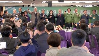 民進黨感恩餐會　小英謝年輕黨工加入