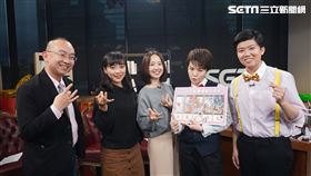 菜浿梨子模仿命理師小孟，預言黃捷鼠年事業運身心俱疲。
左起：周偉航、黃捷、戴瑋姍，參與網路節目錄影。