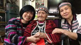 探訪文面國寶林智妹新北市中和區副區長周慶珍（左）等人16日前往探視文面國寶林智妹（中）表達關懷，林智妹的女兒林朝花（右）也感謝公所多方提供協助。（新北市中和區公所提供）中央社記者黃旭昇新北市傳真　109年1月17日