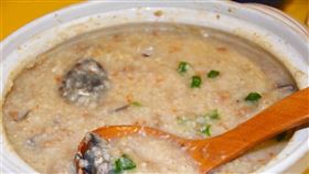 台灣大學營養學教師洪泰雄表示，年長者常有牙齒咬不動的問題，因此喜歡吃粥。但如果要控制血糖，建議以全麥、糙米等全穀物熬煮，而不要用精製白米。（中央社檔案照片）