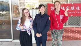 來台旅遊留宿派出所　俄旅客大讚人情味兩名俄羅斯女子來台旅遊，16日晚間抵達桃園市大園區時，原本想找地方搭帳篷夜宿，卻找不到合適地點，最後熱情的員警安排留宿派出所一晚並提供食物，讓她們大讚「台灣實在太有人情味了」。（桃園市大園分局提供）中央社記者邱俊欽桃園傳真　109年1月17日