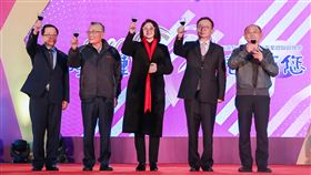 嚴陳莉蓮期許新的一年團隊跳投得分裕隆集團今天舉行尾牙，執行長嚴陳莉蓮（圖中）期許團隊在新的一年通力合作，把握每個得分關鍵。（裕隆集團提供）中央社記者韓婷婷傳真    109年1月17日