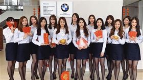 台南BMW賀歲！14黑絲襪正妹站一排　網暴動：想換車了。（圖／翻攝自BMW台南汎德臉書）