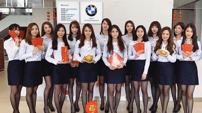 BMW黑絲襪正妹賀歲　高顏值引暴動