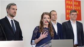 捷克海盜黨議員克勞斯娃布拉格市議員克勞斯娃（中）在海盜黨的中國政策扮演重要角色。（捷克海盜黨提供）中央社記者林育立柏林傳真　109年1月17日