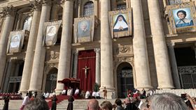 教廷封聖典禮現場教廷13日舉行紐曼樞機主教等5位天主教先人封聖典禮，副總統陳建仁夫婦代表中華民國出席。圖為典禮現場。（駐教廷大使館提供）中央社記者黃雅詩梵蒂岡傳真　108年10月13日