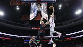 ▲西蒙斯（Ben Simmons）隔扣7呎馬卡南（Lauri Markkanen）。（圖／翻攝自YouTube）