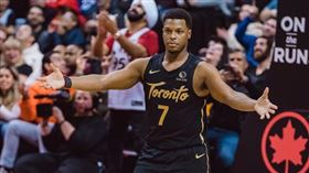 ▲羅利（Kyle Lowry）失去平衡投進超扯三分球。（圖／翻攝自推特）