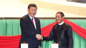 習近平赴緬國是訪問中國國家主席習近平（左）與緬甸總統溫敏（右）17日晚，在緬甸首都奈比多（Naypyitaw）參加中緬建交70週年系列慶祝活動暨中緬文化旅遊年啟動儀式。（中新社提供）中央社 109年1月18日