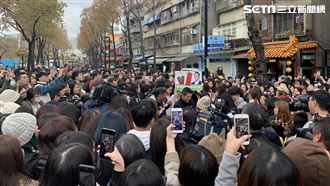 吳怡農發春聯　人潮雙連排到民權西路