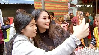 賴品妤發春聯　被拱揮毫吐一句話自嘲