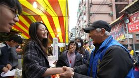 新科立委賴品妤18日上午到汐止濟德宮，向民眾拜早年及發春聯。（圖／賴品妤辦公室提供）