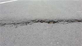 高雄市華安街道路塌陷（2）高雄市鼓山區華安街近翠華路的路面疑因路基下陷造成路面塌陷，工程單位13日現地勘查將進場修復，確保用路人安全。（工務局提供）中央社記者王淑芬傳真　108年7月13日