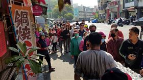 釣客食堂發滷肉飯，民眾大排長龍