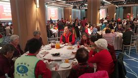 春節將屆台電送暖　邀澎湖長者圍爐（1）農曆春節將至，澎湖湖西台電尖山發電廠持續關懷弱勢，18日邀請約200名獨居清寒長者參與圍爐宴，享受美味好料，提前過農曆新年。中央社  109年1月18日