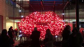 倫敦冬季光之季　台灣團隊作品參展倫敦金絲雀碼頭的「冬季光之季」燈節16日揭幕，台灣團隊「有用主張」作品Desire展出，紅唇造型吸引民眾爭相合影。中央社記者戴雅真倫敦攝　109年1月18日