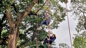 小小消防員　結繩攀樹初體驗桃園市消防局18日在八德藝文廣場舉辦防火宣導活動，首度加入攀樹、繩索斜降及橫渡體驗，不同以往的防災宣導方式，讓參與的小朋友們驚喜連連。中央社記者吳睿騏桃園攝  109年1月18日