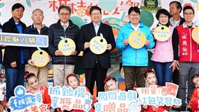 竹縣峨眉柑桔茶花展售　楊文科歡迎民眾走訪「2020年新竹縣柑桔的故鄉產業文化暨茶花藝術展示展售活動」18日在新竹縣政府前廣場登場，縣長楊文科（後左4）歡迎民眾把握機會前往賞花、吃柑桔，在農曆春節前討「桔」利。（新竹縣政府提供）中央社記者魯鋼駿傳真　109年1月18日