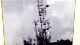 嘉義縣消防局舉辦時空走廊歷史回顧展嘉義縣消防局成立20週年，18日舉辦時空走廊歷史回顧展，其中一張老照片是消隊人員爬竹梯訓練的畫面，讓縣長翁章梁印象深刻。（翻攝畫面）中央社記者蔡智明傳真　109年1月18日