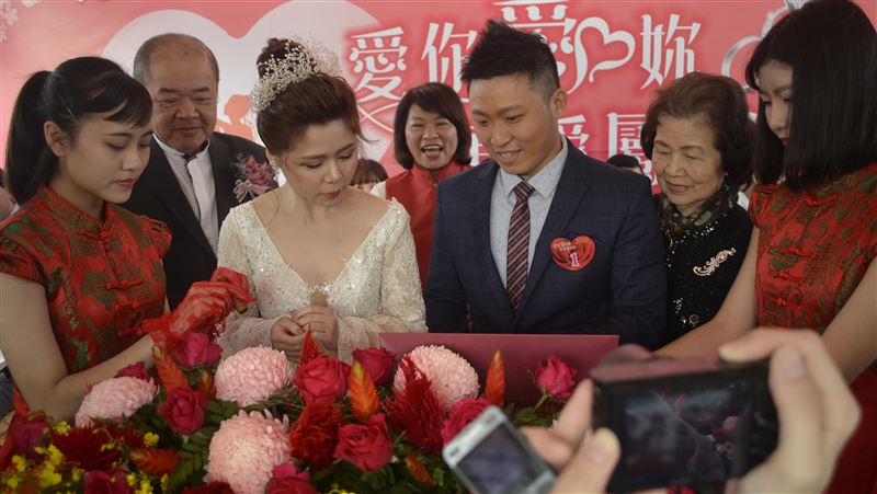 閃瞎！嘉市集團結婚　55對新人參與
