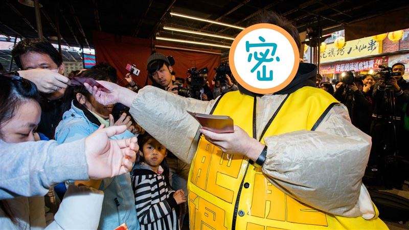 迪化街有胖子發紅包　民眾紛搶發現他