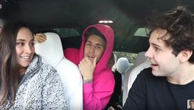 小賈斯汀從後座突然突襲粉絲。（圖／翻攝自YouTube）