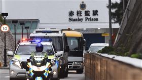 香港賊王季炳雄出獄直奔機場 料將遞解美國（1）1980年代在香港犯下搶劫和槍擊警員等嚴重罪行的重犯季炳雄18日早上出獄，他在多輛警車押解下，直赴機場。由於他持有美國護照，預料被遞解到美國。（中通社提供）中央社　109年1月18日