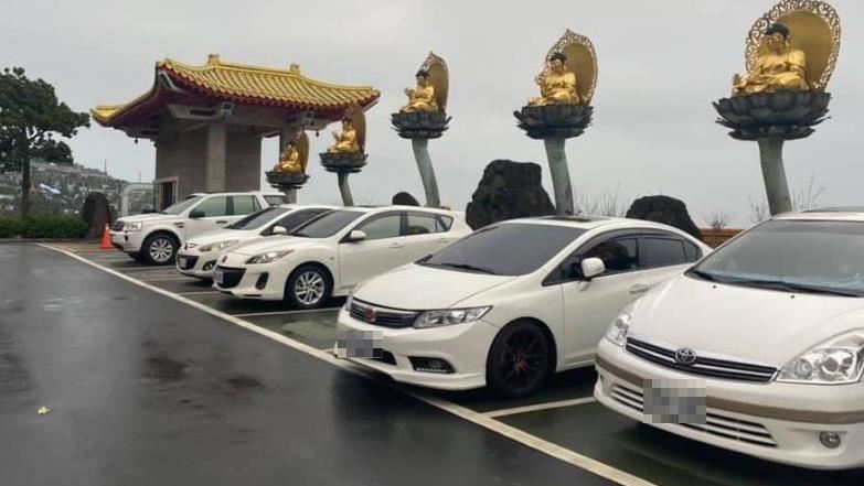 友逛金寶山狂打鬧　正妹暈爆：祂在瞪