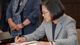 蔡英文  陳菊  蘇貞昌簽署同婚專法（圖／翻攝自蔡英文臉書）