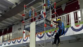 千名考生攀高負重  搶捧中油鐵飯碗為了徵選出體能適合的僱員，台灣中油在甄試的現場適應性模擬及體能測驗環節，設計上下鷹架、上拉18公斤重物到鷹架平台的測試。　中央社記者吳柏緯傳真　109年1月18日