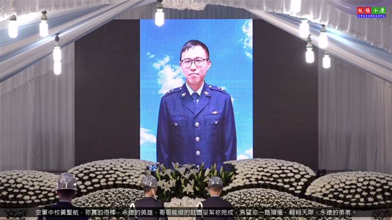 黑鷹黃聖航告別式　大哥送他最後一程