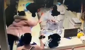 酒駕送小孩去急診！醉爸脫衣打護理師…媽「補刀」揍斷鼻樑（圖／翻攝自時間視頻）