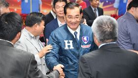 連戰出席全國工商後援會成立大會中國國民黨17日在中央黨部宣布成立全國工商界後援會，黨榮譽主席連戰（中）特別穿上總統候選人韓國瑜的競選外套「H夾克」，現身力挺。中央社記者林俊耀攝　108年12月17日