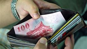 全國私校工會調查發現，2019年全台有19所私校以財務困難為由未發年終獎金。（示意圖／中央社檔案照片）