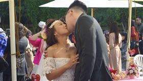 嘉市集團結婚浪漫登場（2）2020年嘉義市第38屆市民集團結婚18日登場，共有55對新人報名參與，攜手約定終身，不少新人當場甜蜜擁吻，幸福洋溢。中央社記者蔡智明攝　109年1月18日