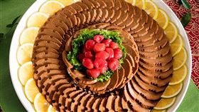 圓山年菜新品羅漢素火腿春節將到，圓山飯店推出一款外帶年菜名為「羅漢素火腿」，是早年特別客製給蔣宋美齡（蔣夫人）和貴賓的年節贈禮，今年特別請老師傅重現。（圓山飯店提供）中央社記者汪淑芬傳真　109年1月19日