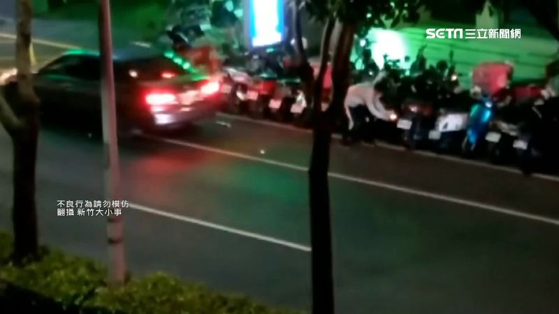 治安堪憂！惡煞半夜持棍猛砸路邊機車