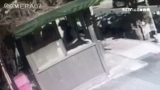 停車擋道遭罵　送貨員拿棍棒怒毆保全