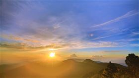 喜迎曙光　林務局推宜蘭太平山6觀賞點迎接2020年第一道曙光，元旦當天宜蘭太平山國家森林遊樂區將提早在凌晨3時開園，林務局羅東林區管理處並推薦園區內望洋山步道終點觀景台等6處適合賞日出景點。（林務局提供）中央社記者沈如峰宜蘭縣傳真　108年12月11日