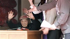 鍾肇政文學生活園區揭幕　鍾老出席揮手致意桃園市「鍾肇政文學生活園區」20日正式開幕，知名作家「鍾老」鍾肇政本人也到場見證，並揮手向與會來賓致意。中央社記者邱俊欽桃園攝　108年4月20日