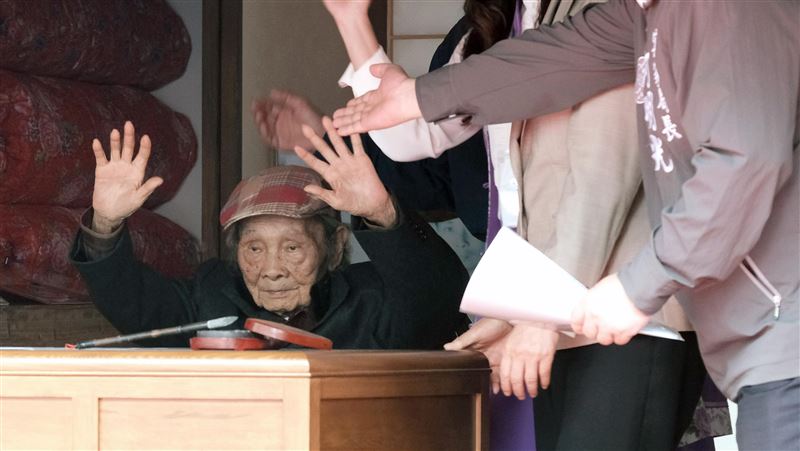 鍾肇政96歲生日　鄭文燦李永得送禮