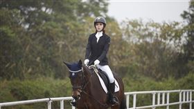 苦練1年馬術！斯容砸錢買250萬寶馬　練出Q彈蜜桃臀。圖／東森提供