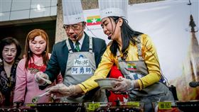 內政部長徐國勇與緬甸空姐新住民張麗英一起製作兩道緬甸知名傳統小吃。（圖／內政部提供）