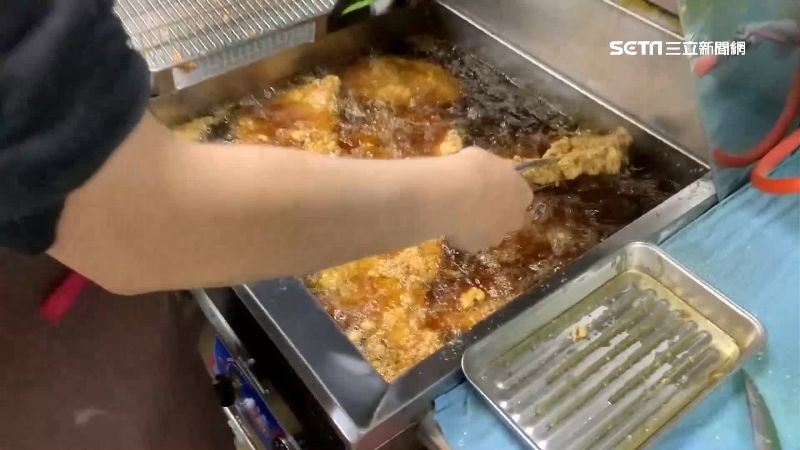 賀小英連任！發雞排、市長加碼送茶