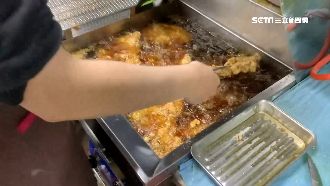 賀小英連任！發雞排、市長加碼送茶