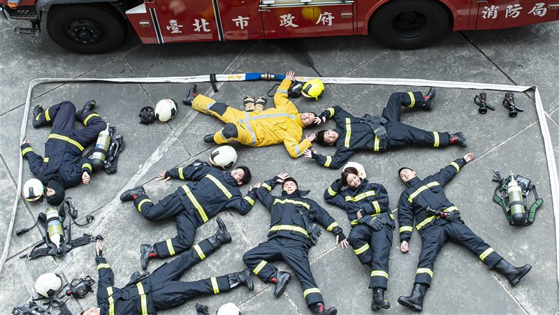 展現消防員受訓成果　溫昇豪累癱躺地